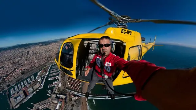 Hombre en un helicóptero