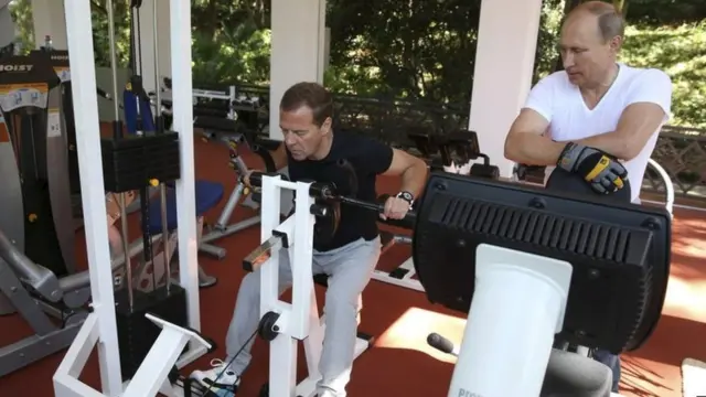 2015లో ప్రధాని మెద్వెదేవ్‌తో కలిసి జిమ్‌లో వ్యాయామం చేస్తున్న అధ్యక్షుడు పుతిన్