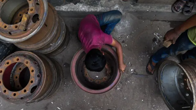 অর্থ উপার্জনের জন্য কাজে যোগ দিতে বাধ্য হচ্ছে শিশুরা।