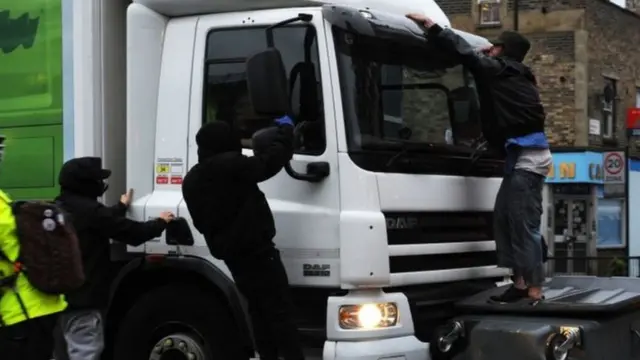 تسلق بعض المحتجين شاحنة حاولت التقدم باتجاه الكومات المحترقة