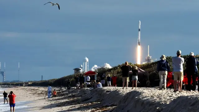 Такие частные компании, как SpaceX, все еще находятся на стадии тестовых пусков. До отправки в космос людей им еще далеко