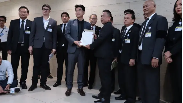 ยื่นหนังสือ