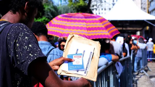 Jovem na fila do mutirão do empregoapostaganha 5 reaisSão Paulo