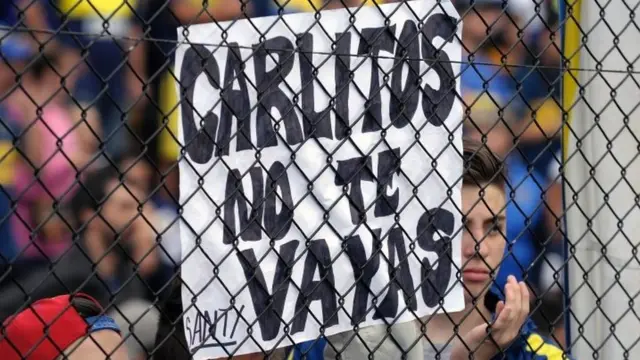 2016年12月18日，阿根廷甲级联赛一场比赛中，糖果盒体育场的球迷举起标语，上面写着“卡洛斯，别走”