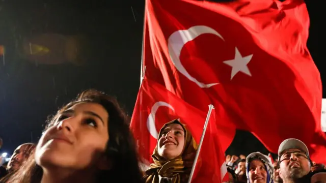 Supporters of Turkish President Tayyip Erdogan celebrate in Istanbul, 16 April