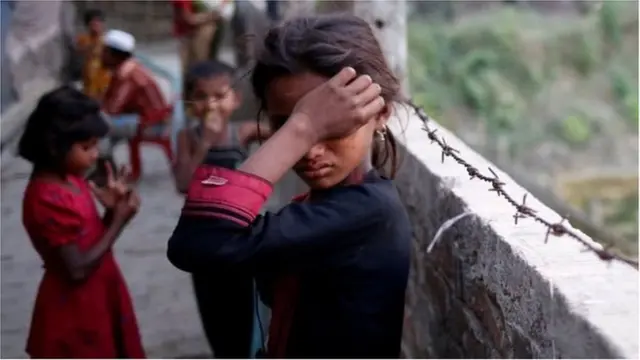 বাংলাদেশের শরণার্থী শিবিরে রোহিঙ্গা বালিকাকে কাঁদতে দেখা যাচ্ছে