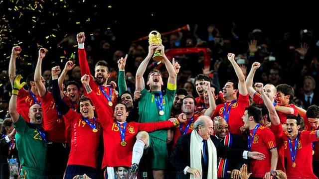 Casillas and Spain lift the World Cup trophy