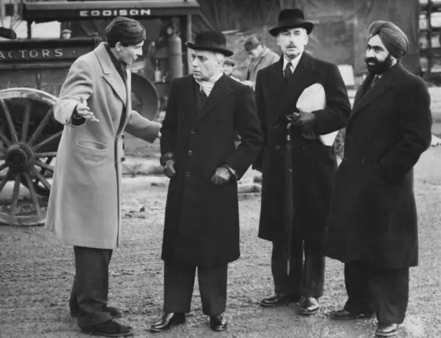 जवाहरलाल नेहरू के साथ ख़ुशवंत सिंह (दाएं)