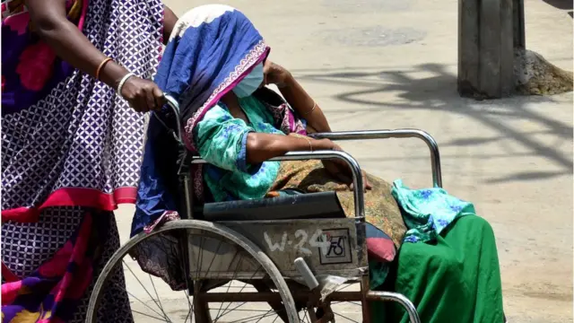 চট্টগ্রাম মেডিকেল কলেজ হাসপাতালে হুইল চেয়ারে এক রোগী- ৫ই জুলাই ২০২১