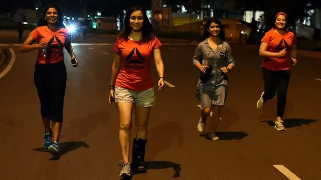 ఢిల్లీలో 2018 సెప్టెంబర్ 9వ తేదీ అర్థరాత్రి నిర్వహించిన ఫియర్ లెస్ రన్ కార్యక్రమంలో పాల్గొన్న యువతులు