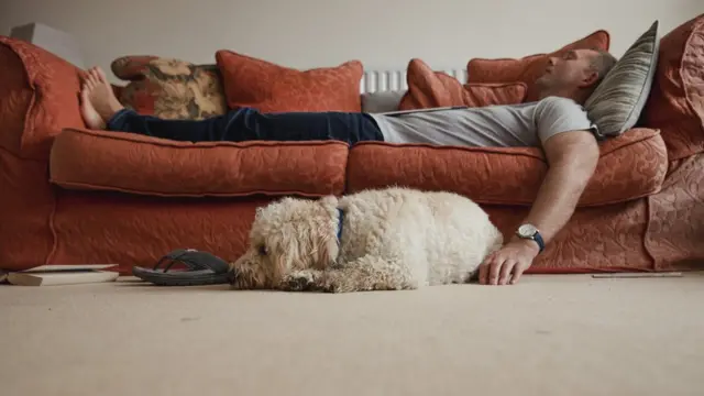 Hombre durmiendo una siesta