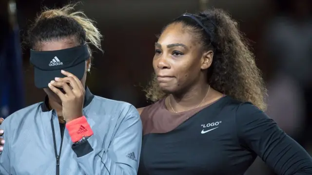 Naomie Osaka, huée par les fans de Serena williams, en pleurs, voit sa victoire éclipsée par un match chargé de tension.