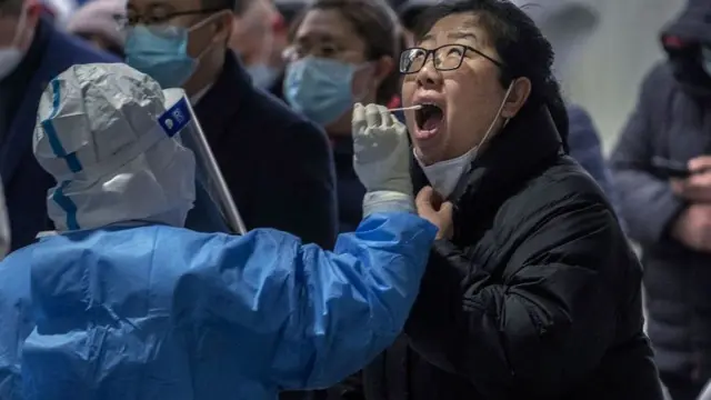 চীনে দ্রুতহারে অমিক্রন ছড়িয়ে পড়ার পর ভাইরাস শনাক্ত করার পরীক্ষা বাড়ানো হয়েছে