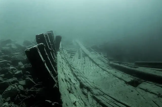 நீருக்கடியில் உடைந்த பாய்மரம்