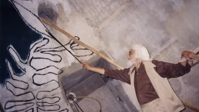 ગુફામાં ચિત્ર બનાવતા હુસૈન