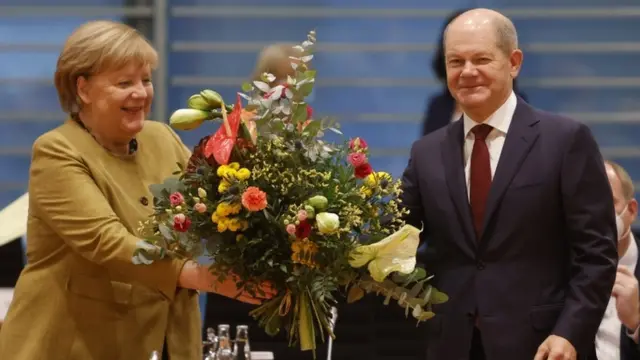 Di centre-left leader na vice-chancellor before and take over from Angela Merkel afta e secure coalition deal.