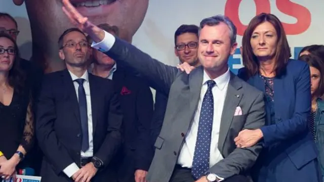 Norbert Hofer haciendo el saludo nazi