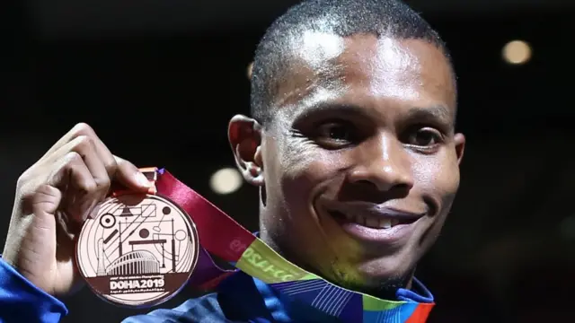 Quiñónez enseña su medalla de bronce en el Mundial de Atletismo de Doha, Qatar, en 2019.