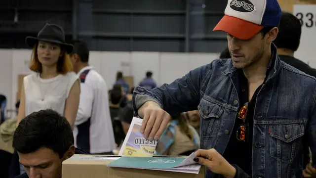 Jovem vota na Colômbia