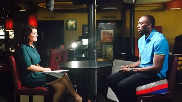 Usain Bolt junto a Katie Gornall en el restaurante del velocista jamaiquino en Kignston.