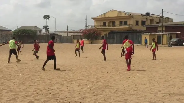 جوانان برای فوتبال بازی کردن در آجوگونل باید زمین امنی پیدا کنند