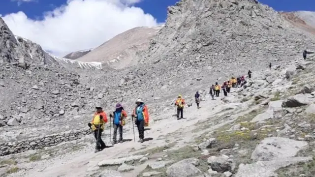 இந்திய யாத்ரீகர்கள் மான்சரோவர் செல்ல குறைந்தது 160,000 ரூபாய் செலவிடுகிறார்கள். மேற்கத்தியர்கள் 3500 அமெரிக்க டாலர்கள் செலவிடுகிறார்கள்.