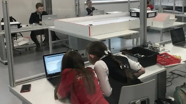 آقای گرودینین اخیراً این کودکستان را افتتاح کرده است