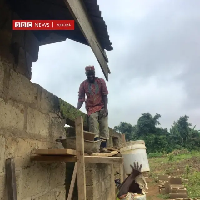 Awọn osisẹ to n tun ile obi Barakat Bello se