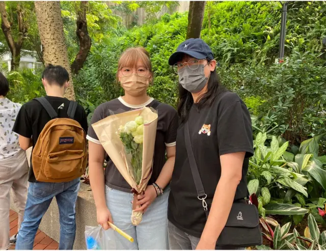 21歲黃小姐與母親一同到場吊唁,她也說即將隨父母移民英國。