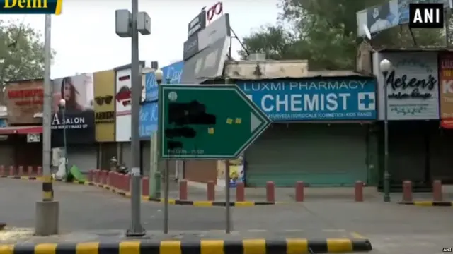 बाबर रोड पर लगाई काली स्याही