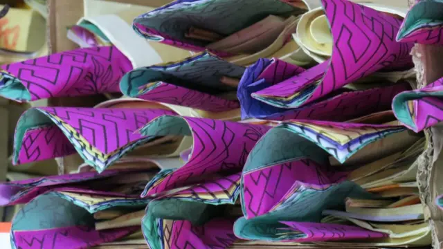 宝华扎作店内的纸钱（BBC中文网图片）