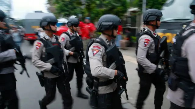 警方在法院外集结维持秩序。