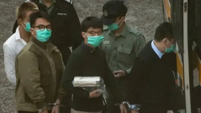 ဂျိုရှုဝါ ဝေါင်း (အလယ်) ရုံးထုတ် လာစဥ်