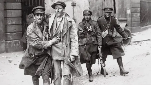 ทหารของฝ่ายรัฐบาลเฉพาะกาล นำตัวสมาชิกของกองกำลังฝ่ายต่อต้านออกมาจาก Four Courts