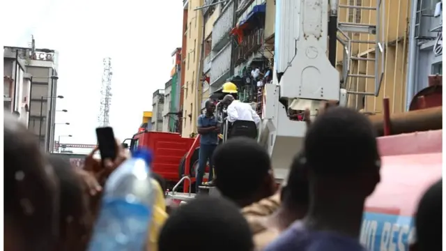 Awọn osisẹ panapana n tiraka lati pa ina to n jo