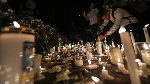 Las velas en recuerdo de las víctima del trágico accidente.