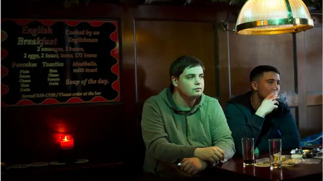 Dos jóvenes fuman cannabis en un coffee shop de Ámsterdam.