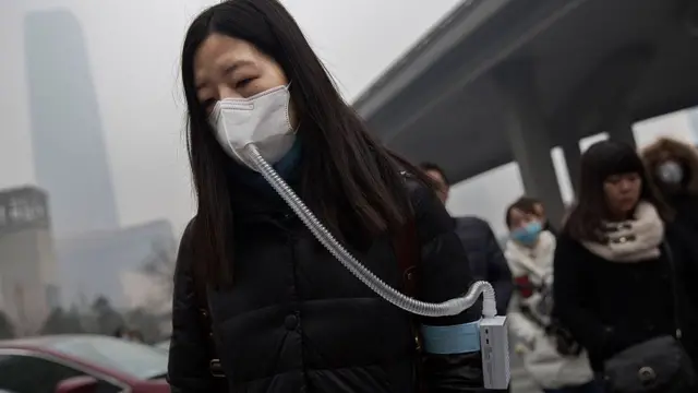 Mujer con un barbijo en China.