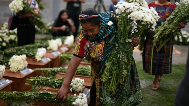 Rosalina Tuyuc ponía flores sobre 172 urnas