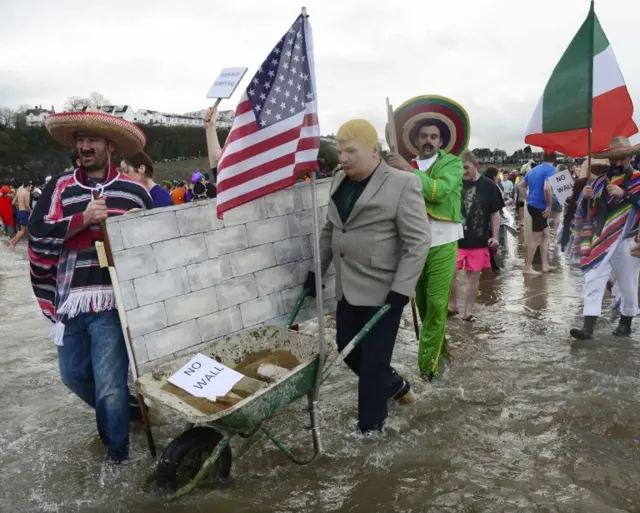 La promesa de Trump de construir un muro en la frontera ha generado enorme controversia y protestas.