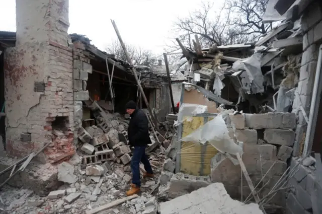 Um homem caminharoleta de sorteio com nomesmeio aos escombrosroleta de sorteio com nomesprédios, que moradores disseram terem sido destruídos por bombardeios recentes na cidaderoleta de sorteio com nomesDonetsk, na Ucrânia, controlada pelos separatistas,roleta de sorteio com nomes1ºroleta de sorteio com nomesmarçoroleta de sorteio com nomes2022. REUTERS/Alexander Ermochenko