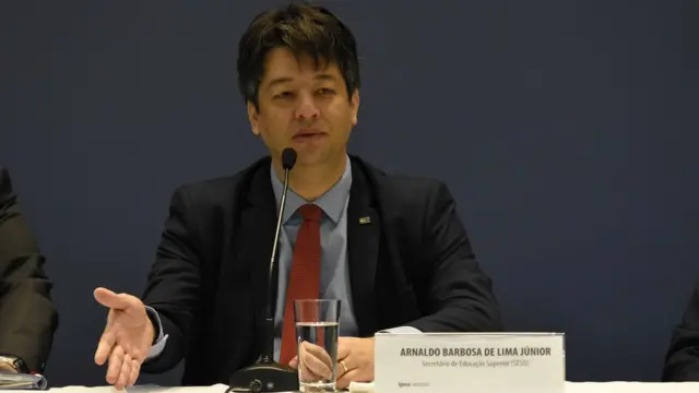 O secretário de Educação Superior do Ministério da Educação (MEC), Arnaldo Lima, fala no microfone em evento
