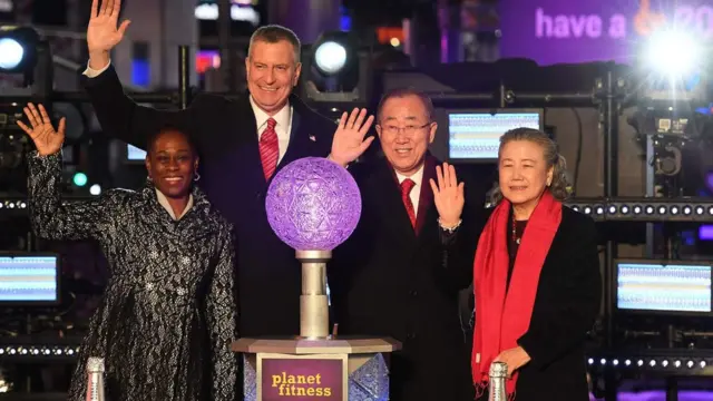 潘基文夫妇（右）与白思豪夫妇（左）在纽约倒数仪式上（31/12/2016）