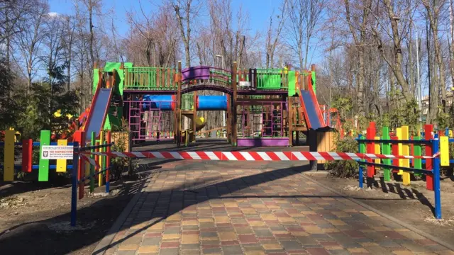 дитячий майданчик