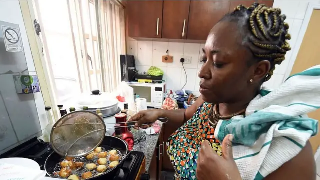 Nwaanyí na-eghe akara