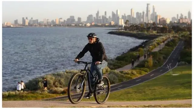 رجل يستقل دراجة هوائية