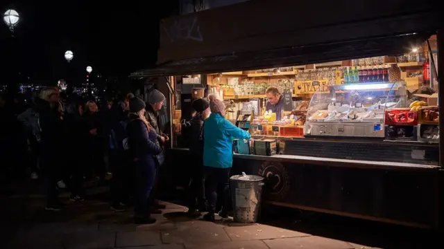 손님들이 노상 카페에서 주문을 하고 있다