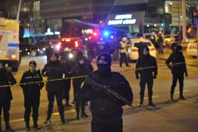 ساختمان محل برگزاری نمایشگاه به محاصره پلیس در آمده است