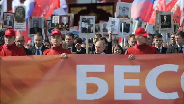 На параді 9 травня 2022 року президент Путін казав, що перед російським вторгненням до України "все говорило про те, що зіткнення з неонацистами, бандерівцями, на яких США роблять ставку, буде неминучим"