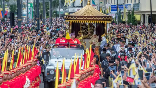 สมเด็จพระราชาธิบดี สมเด็จพระราชินี